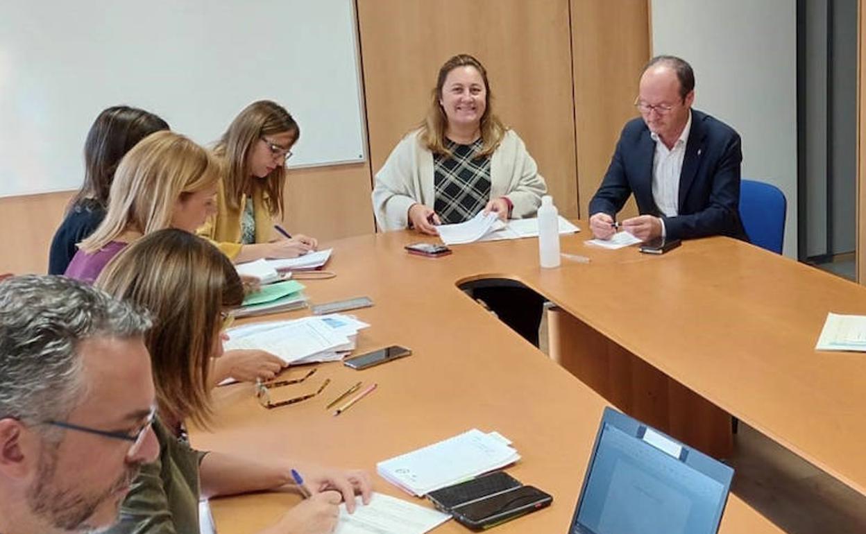 La consejera de Educación, Lydia Espina durante su reunión con las organizaciones sindicales que integran la Junta de Personal Docente no Universitario para informarles sobre el calendario de los procesos de estabilización y reposición del profesorado. 