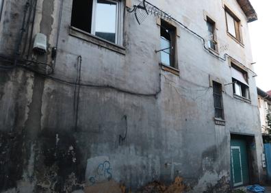 Imagen secundaria 1 - Incendio en Langreo: Muere una vecina de Sama y su pareja resulta herida grave tras incendiarse su habitación