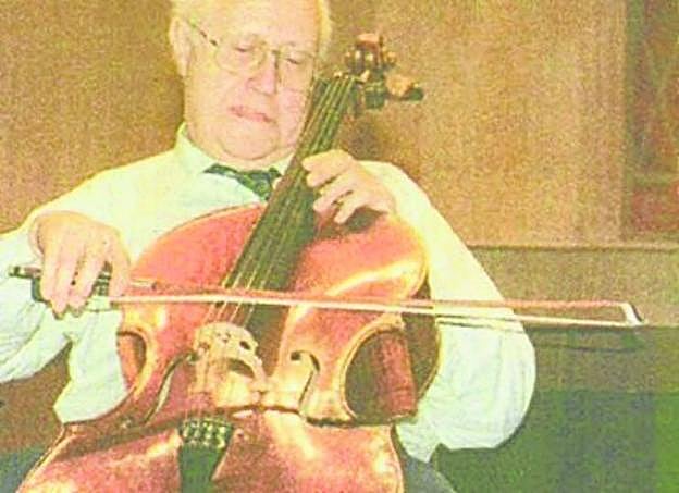 El violonchelista, durante su concierto en el Jovellanos.