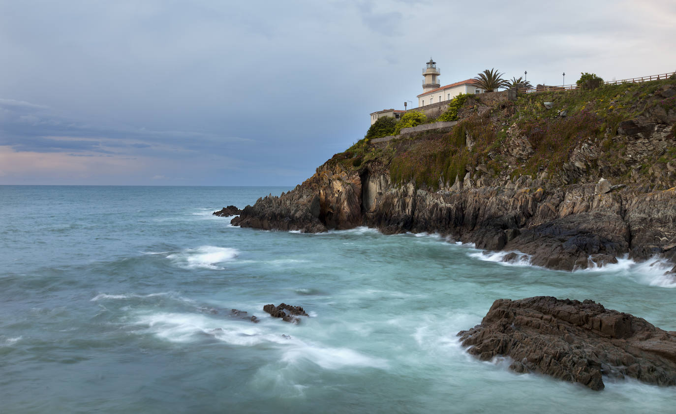 En la imagen puede verse el faro de Cudillero, que fue construido en 1958. Desde él puede contemplarse el impresionante paisaje del litoral asturiano. 