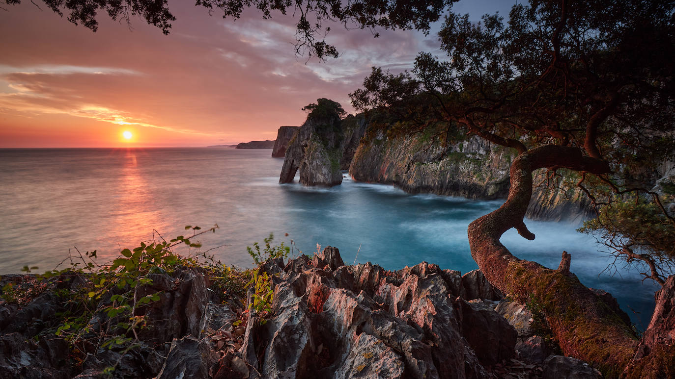 La "muy noble y leal villa" cuenta con uno de los cascos históricos mejor conservados de Asturias. Esto, sumado a increíbles paisajes como el de la foto, hacen de Llanes un destino único. 