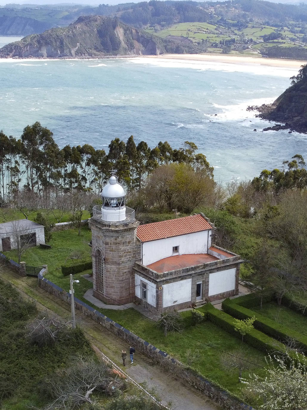 Vista aérea del faro que se sitúa en la aldea de Villar, dentro de la parroquia de Tazones. Hay un sendero que lleva directo desde el pueblo hasta el faro. 