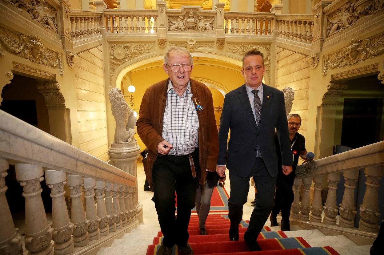 Michnik defiende el periodismo en la Junta General