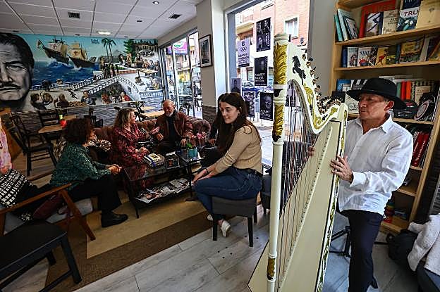 Matos Moctezuma rodeado por sus colegas asturianos, en el almuerzo que compartieron ayer en un café de ambiente mexicano. 