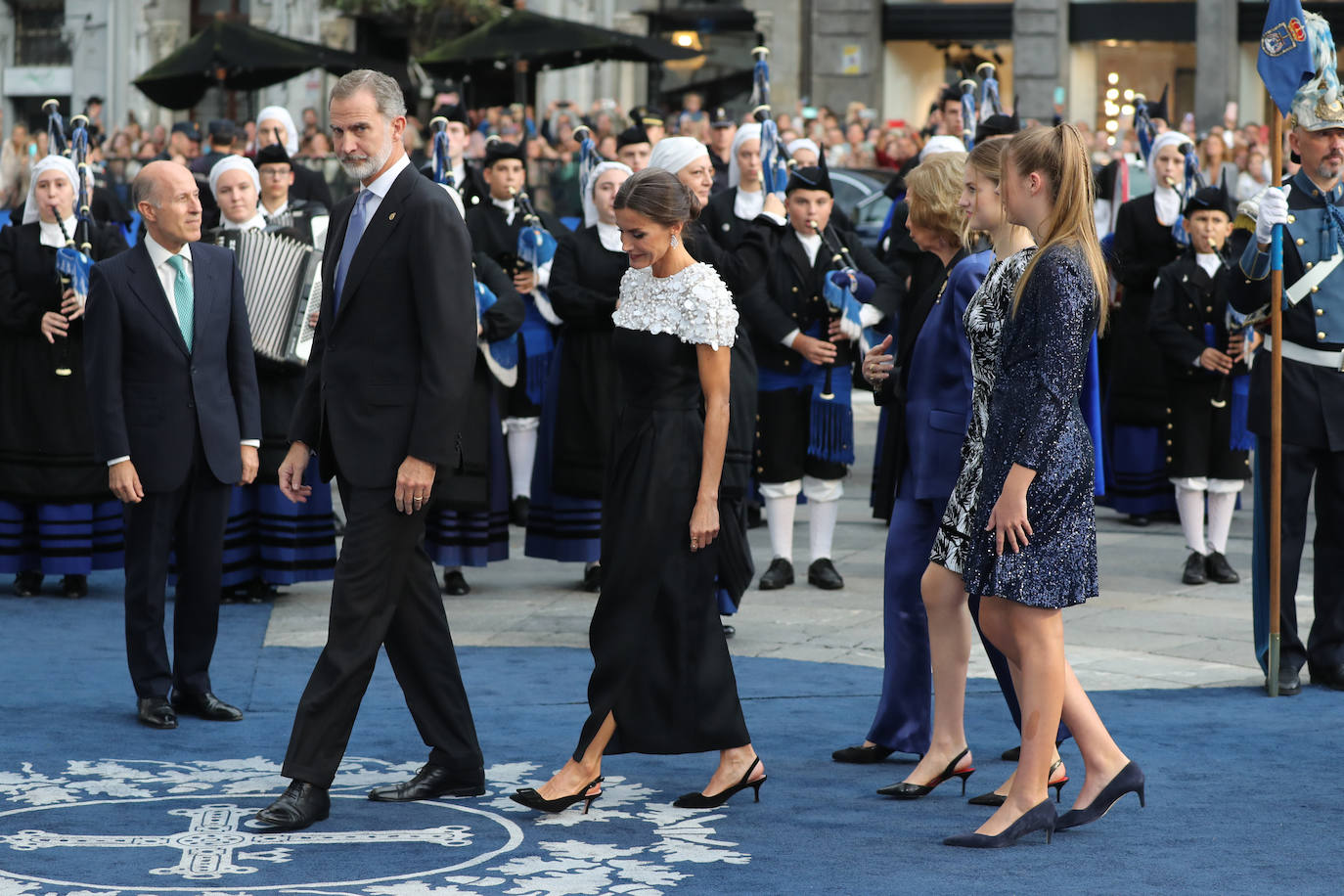 Fotos: Colorido en la alfombra azul de los Premios Princesa