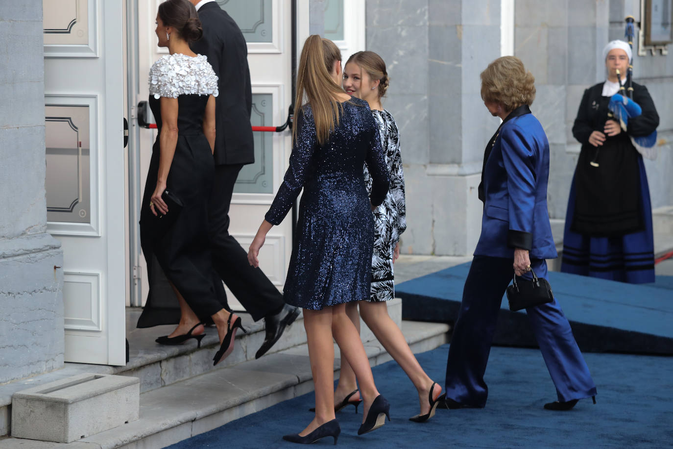 Fotos: Colorido en la alfombra azul de los Premios Princesa