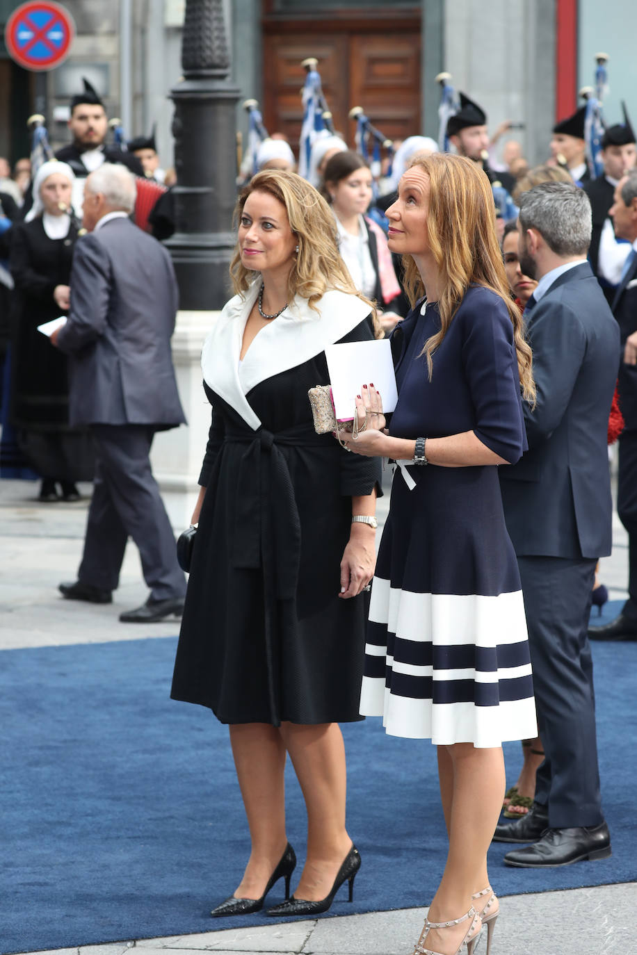 Fotos: Colorido en la alfombra azul de los Premios Princesa