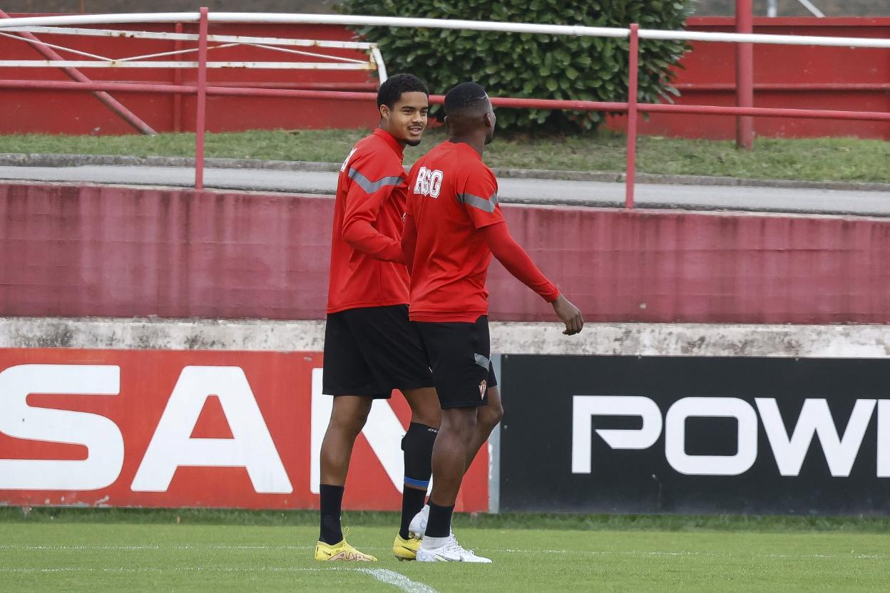 Varane y Otero, durante la sesión de ayer. 