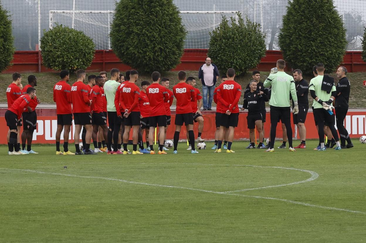 Los futbolistas escuchan a los técnicos al comienzo del entrenamiento de ayer, celebrado en Mareo y abierto al público. 