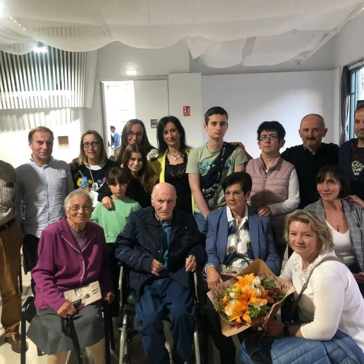 Jesús Pérez-Villamil 'Luiña', junto a su familia en El Liceo de Luarca. 