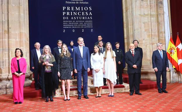 Los Reyes y sus hijas animan a los jóvenes en el Reconquista «a ser optimistas en tiempos complicados»