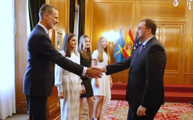 Adrián Barbón saludando al rey Felipe esta mañana