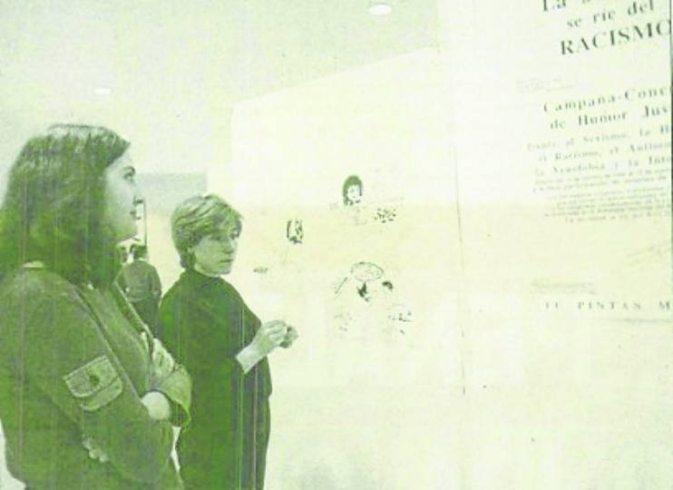 Asistentes a la muestra en el Antiguo Instituto. 