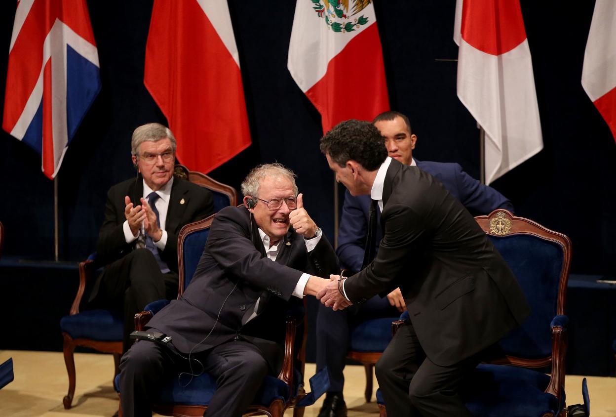 Michnik felicita a Juan Mayorga tras la lectura del discurso del Premio de las Letras. 