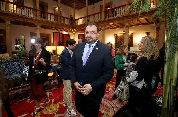 Adrián Barbón, en el 'hall' del Hotel de la Reconquista. 