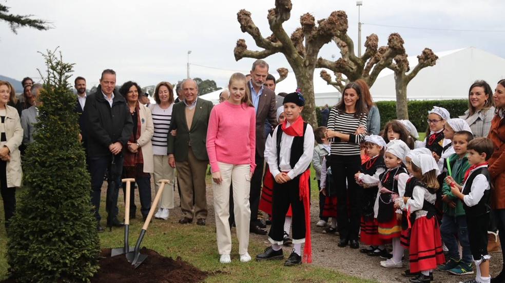 Cadavedo, Pueblo Ejemplar y entregado en la visita de los Reyes