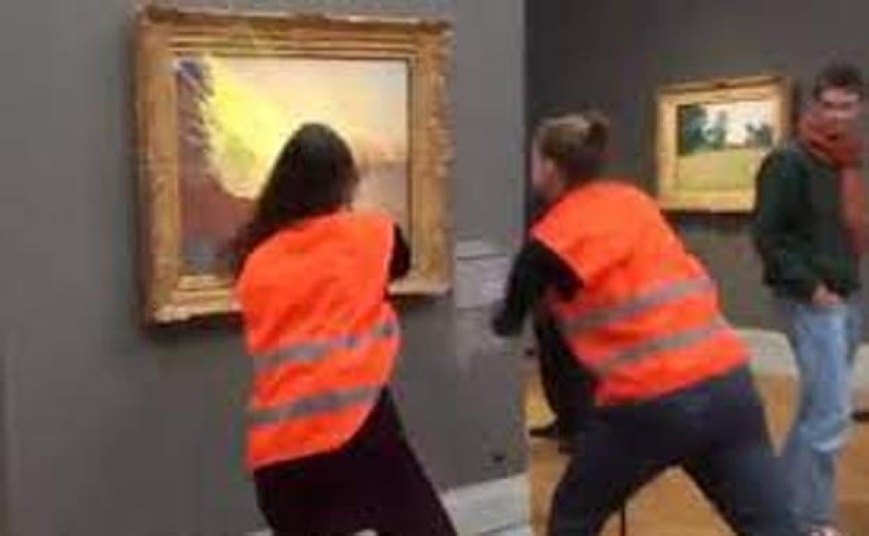 Dos activistas lanzan puré de patata a un cuadro de Monet en Alemania.