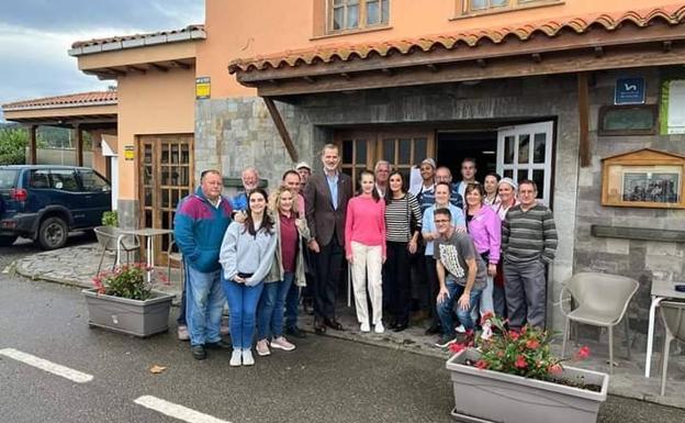 Los Reyes y la Princesa Leonor en el bar de Cudillero donde se detuvieron antes de acudir a Cadavedo.