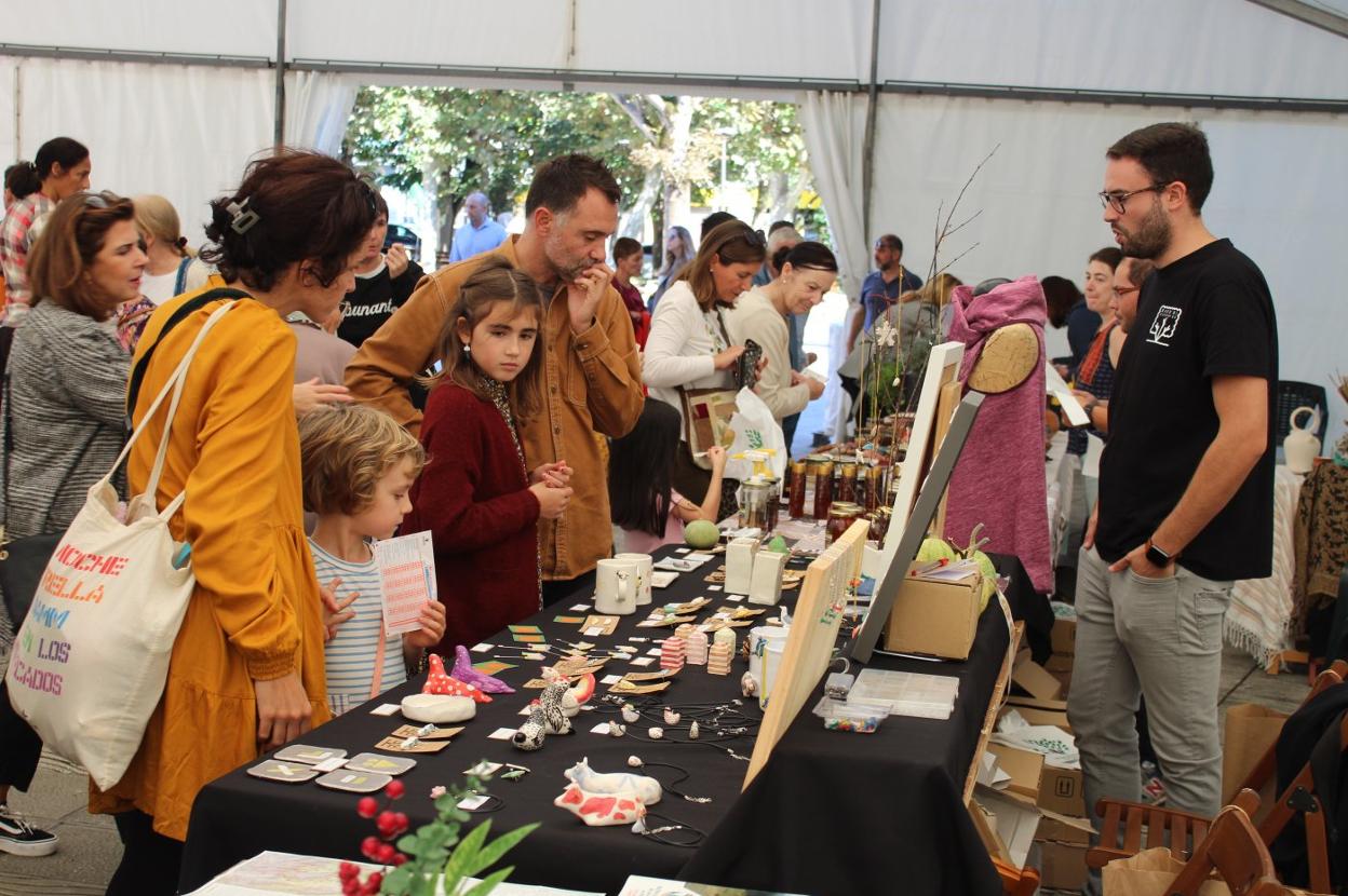 Numerosos visitantes pasaron por la carpa del parque Zapardel para adquirir alguno de los productos de artesanía. 