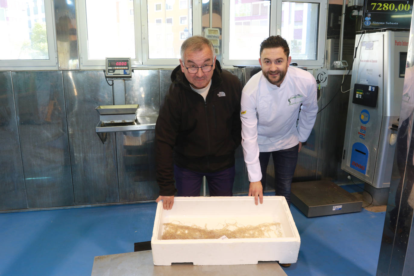 Fotos: Nuevo récord en Ribadesella: la primera angula a 7.280 euros el kilo