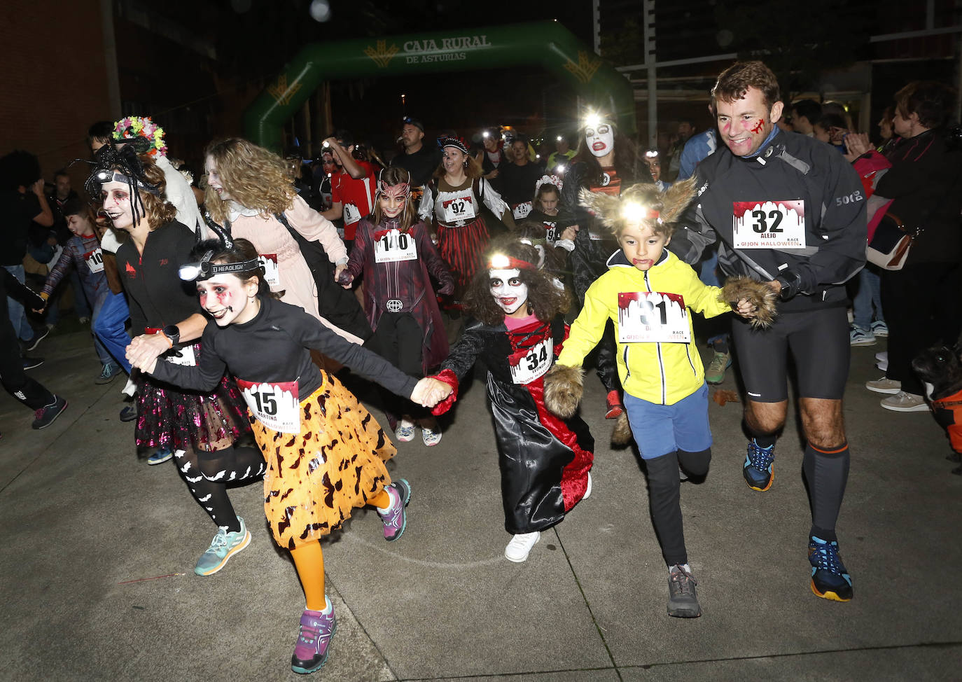 Fotos: Monstruos y zombis en una terrorífica carrera en Gijón