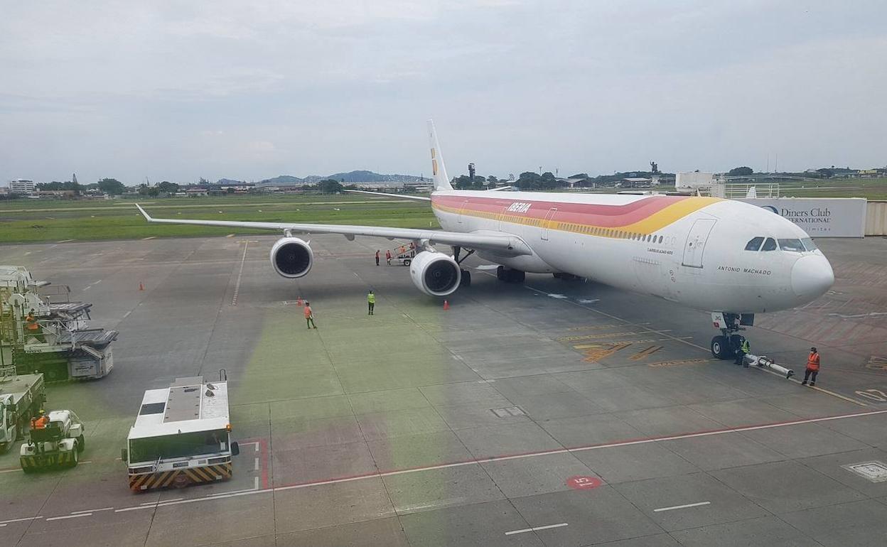 El piloto de un vuelo retrasado sorprende a los pasajeros. 