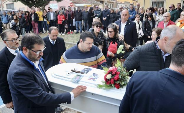 Multitud de personas despidieron a la pequeña Olivia en Torrecaballeros.