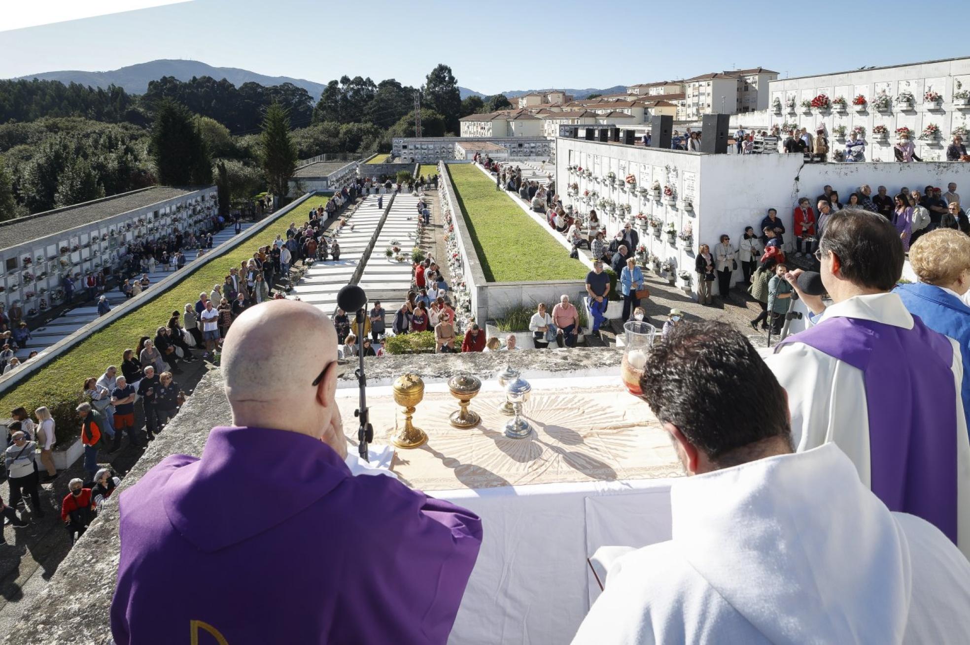 El párroco Francisco Javier Panizo ofició una misa al aire libre en el cementerio de La Carriona. 