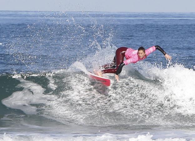 Una de las surfistas, durante la competición en la playa de San Lorenzo. 