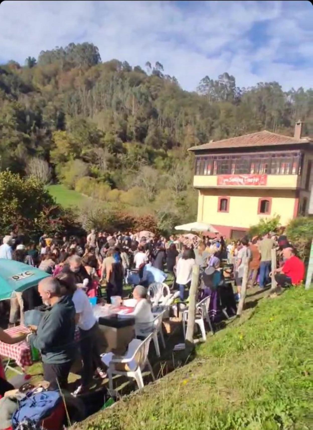 Decenas de asistentes participaron en el amagüestu organizado por La Benéfica en Vegarrionda. 