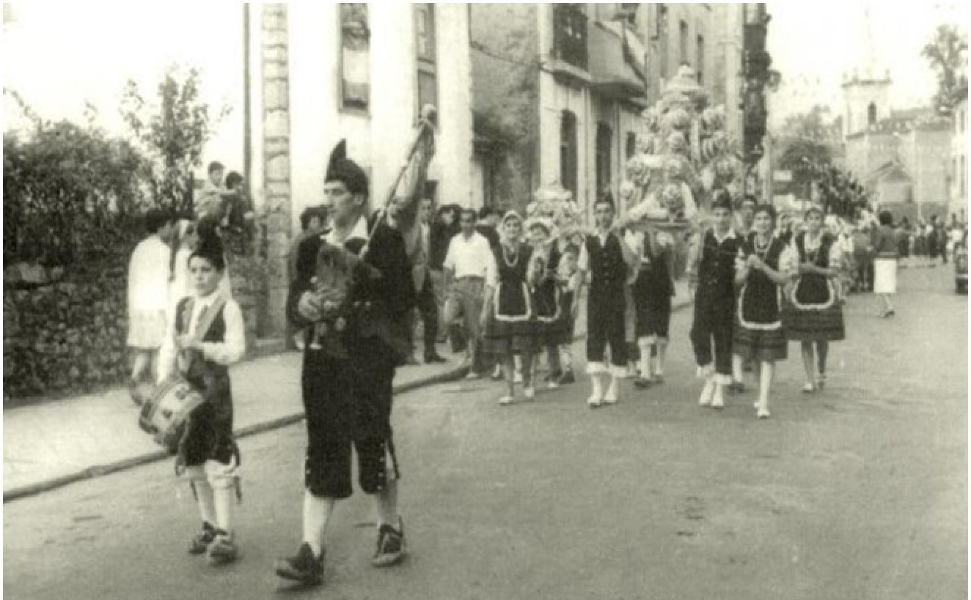 José Remis Ovalle y su hijo José Antonio, en el desfile del Bollu de 1960, en Arriondas.
