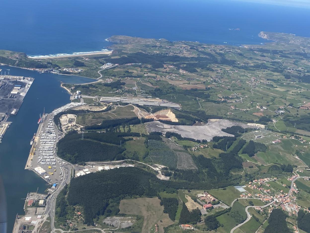 Imagen aérea de la cantera de El Estrellín, el muelle de Valliniello y las dos carreteras que serán desviadas para que el puerto gane terreno. 