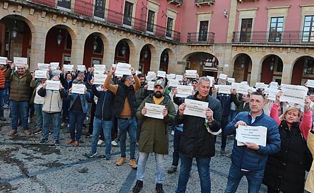 Doscientas personas piden la dimisión de Olmo Ron como presidente de Emulsa