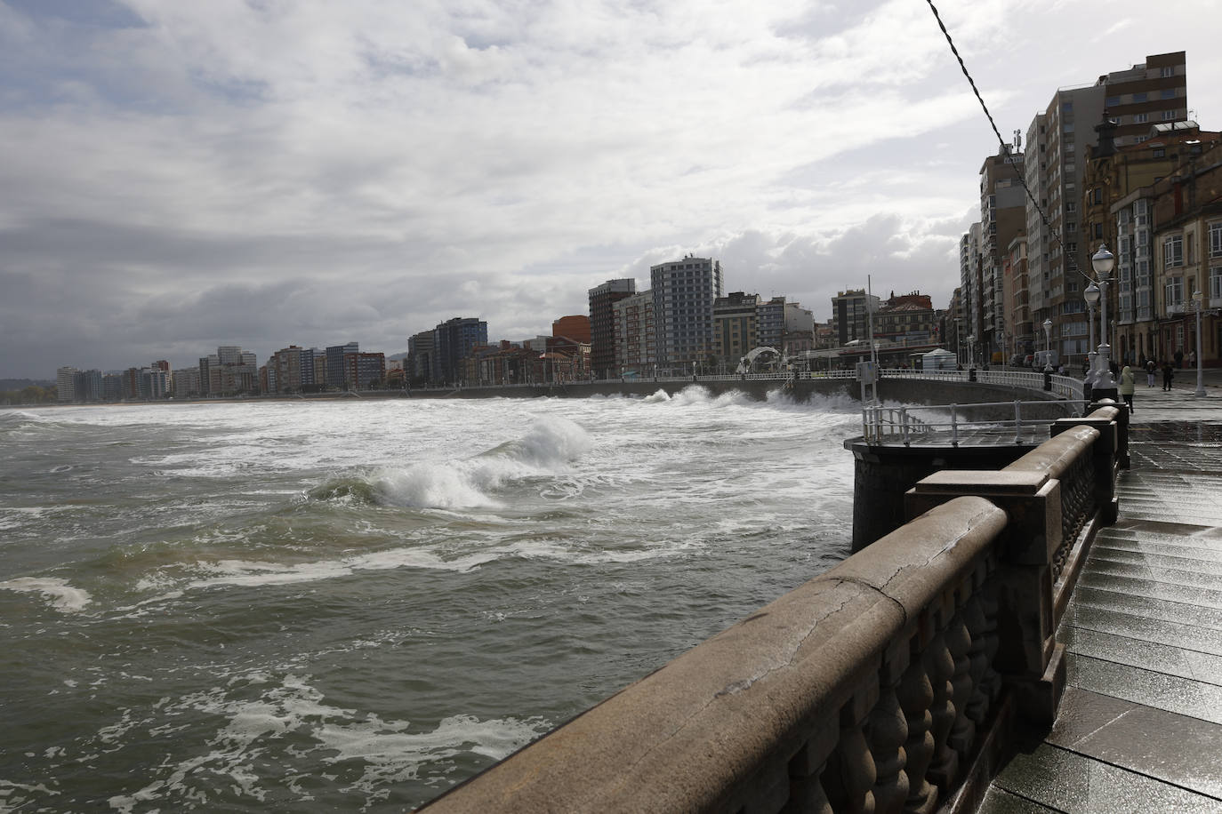 Fotos: Las olas, protagonistas en Gijón