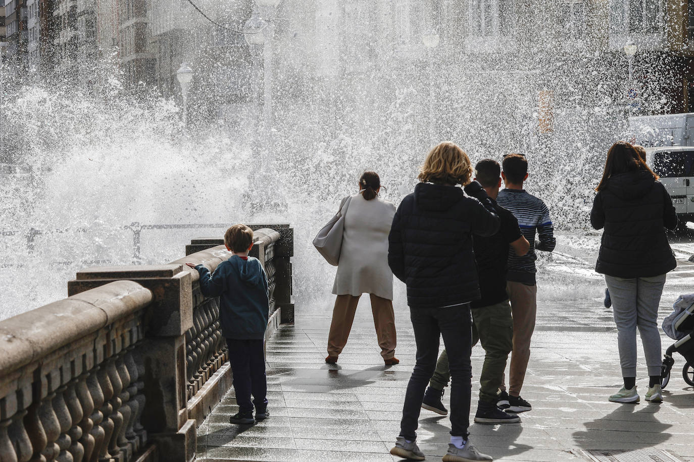 Fotos: Las olas, protagonistas en Gijón