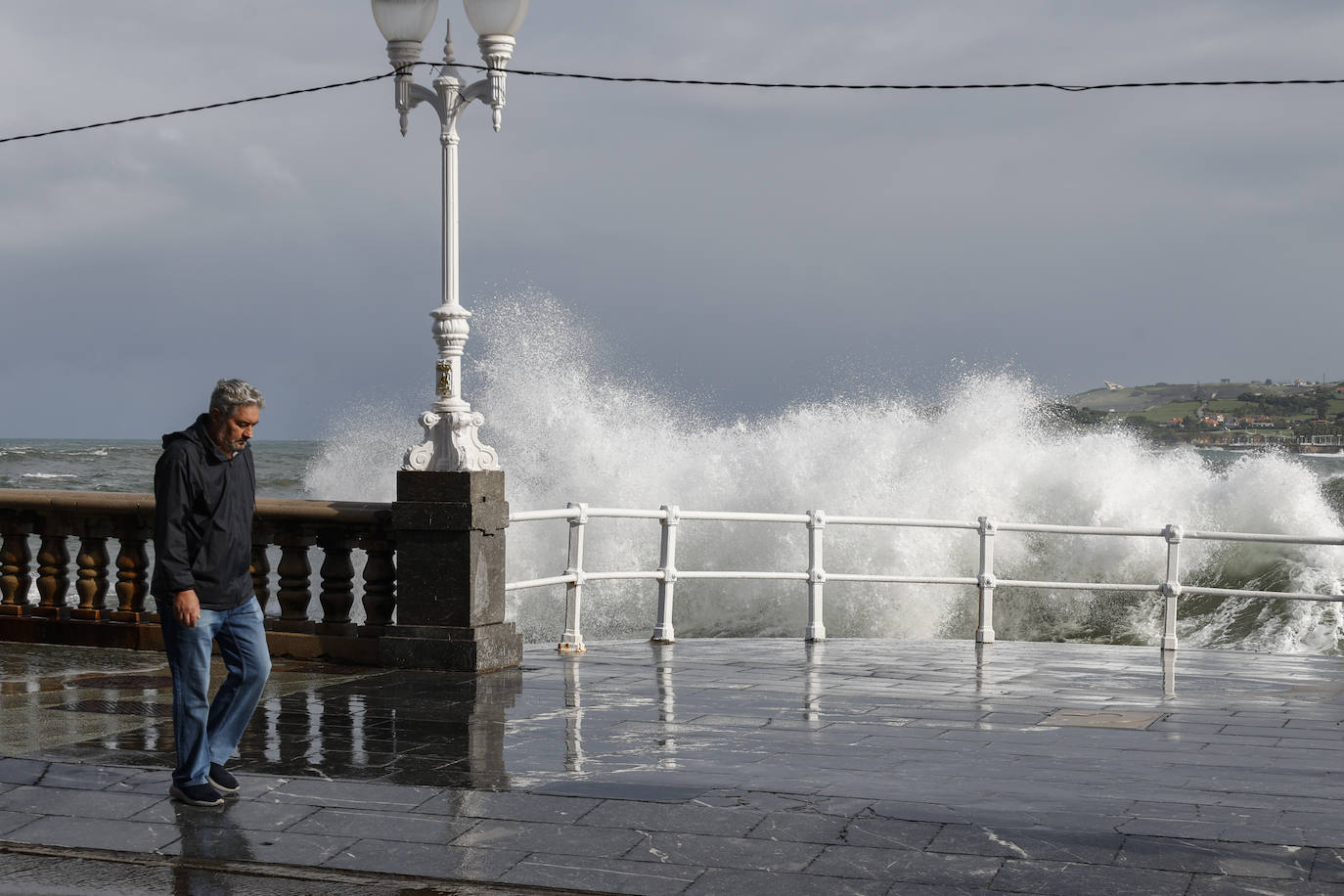 Fotos: Las olas, protagonistas en Gijón