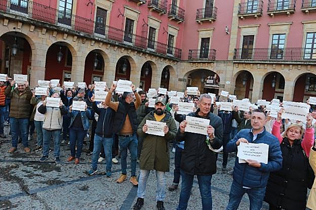Doscientas personas piden la dimisión de Olmo Ron como presidente de Emulsa