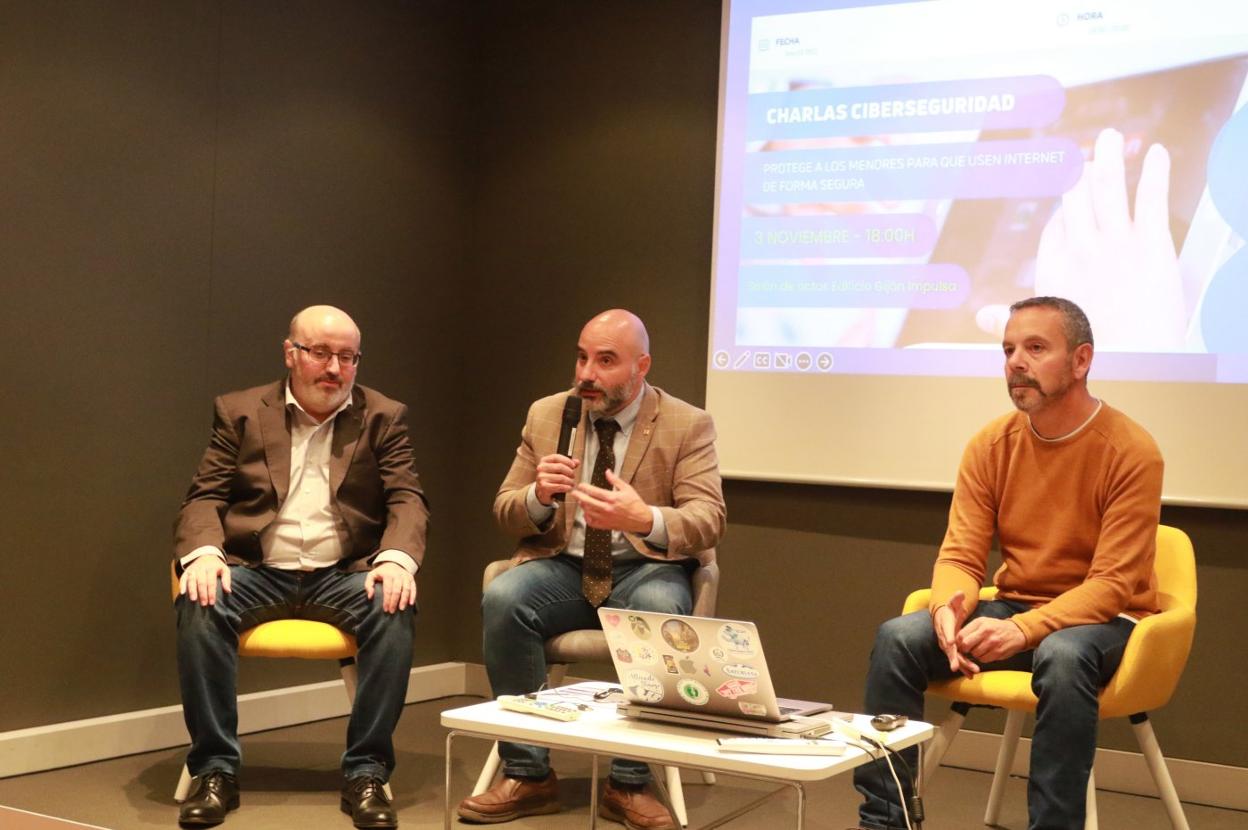 Charla de ciberseguridad impartida por José Luis Vega (derecha). 