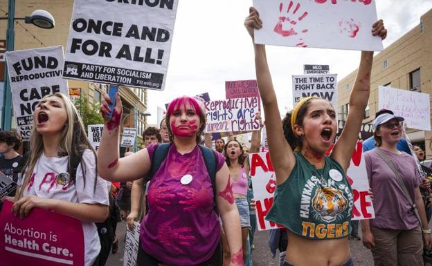 Imagen principal - Arriba, manifestantes exigen a la Administración Biden que adopte medidas para garantizar el derecho al aborto, en Albuquerque, en junio de este año. Abajo a la izquierda, Kari Lake, candidata a gobernadora por Arizona, en un mitin con el expresidente Donald Trump. Abajo a la derecha, la candidata demócrata Stacey Abrams, que podría convertirse en la primera gobernadora negra en la historia de EE UU.