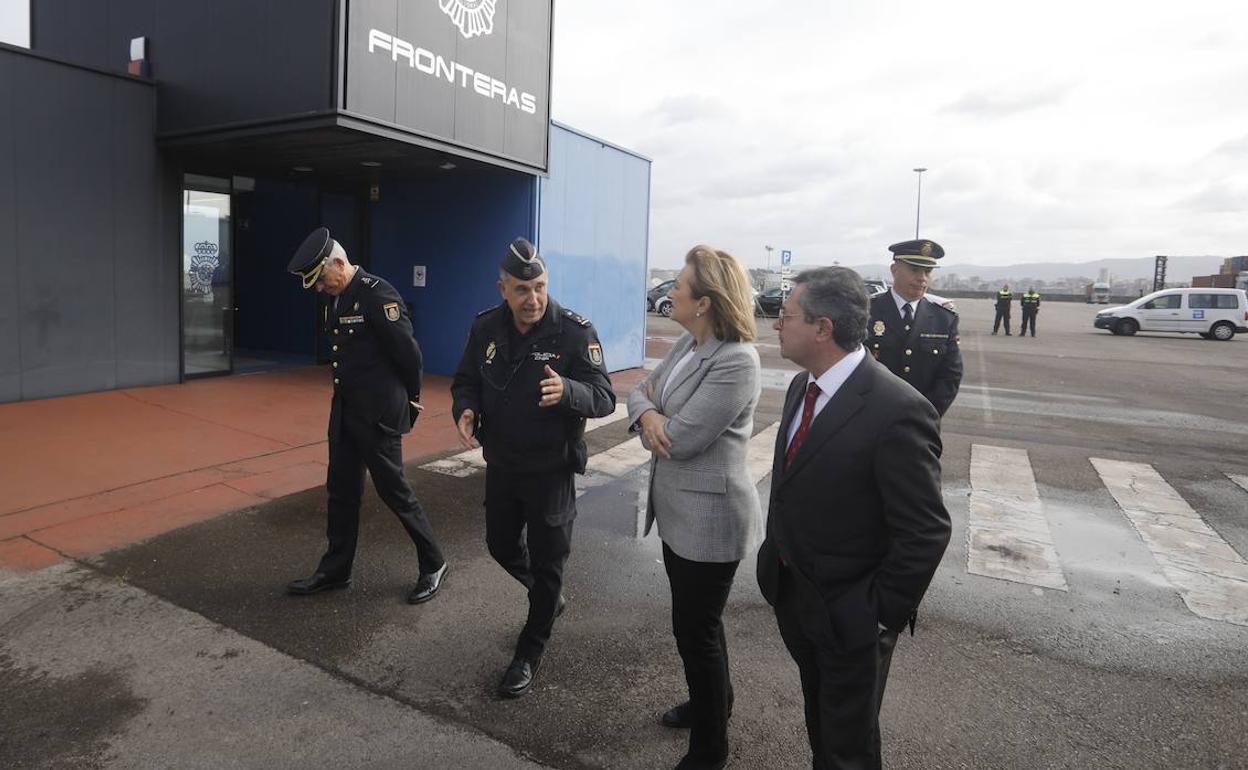 La delegada del Gobierno en Asturias Delia losa visita las renovadas instalaciones de la policía Nacional en el puerto del Musel en Gijón, junto con el presidente de la Autoridad Portuaria de Gijón Laureano Lourido y el jefe superior de la Policía Nacional en Asturias Luis Carlos Espino.