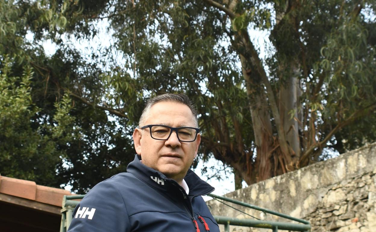 Antonio Cañibano en el jardín de la propiedad. 