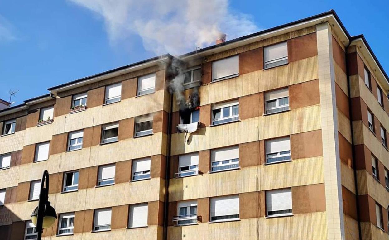 El fuego fue sofocado por efectivos del parque de bomberos de Avilés. 