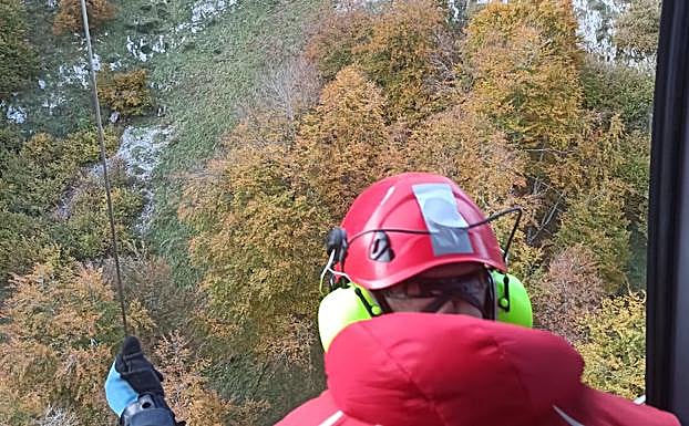 Imagen principal - Rescatan a un grupo de doce personas en una ruta de montaña en Ponga