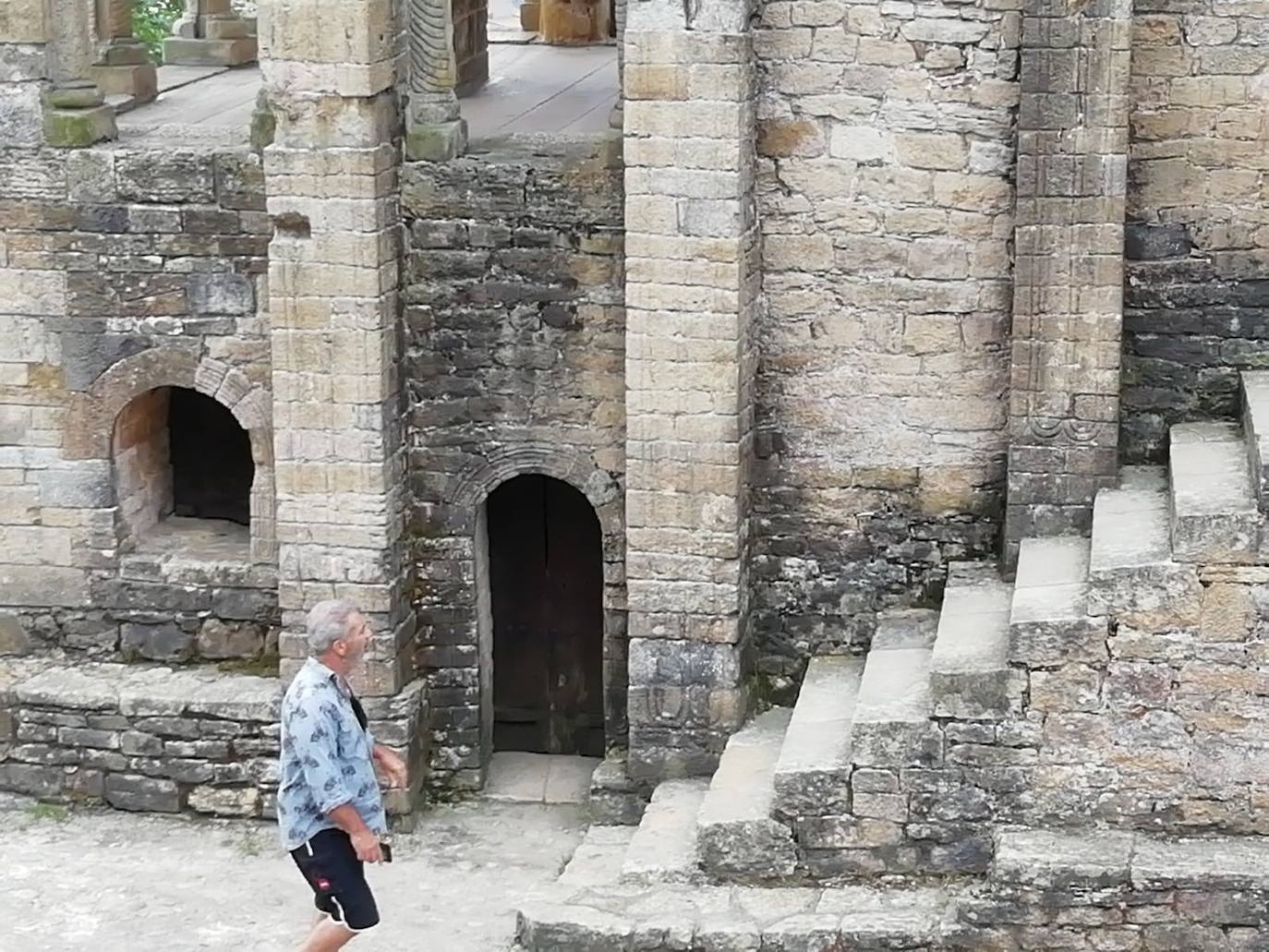 El actor Mel Gibson visitando los monumentos prerrománicos del Naranco durante su visita privada a Asturias en 2019