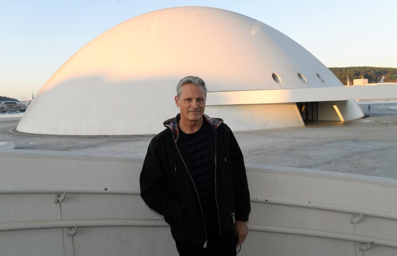  Mortensen acudió al Centro Niemeyer, donde leyó al público poemas de creación propia.