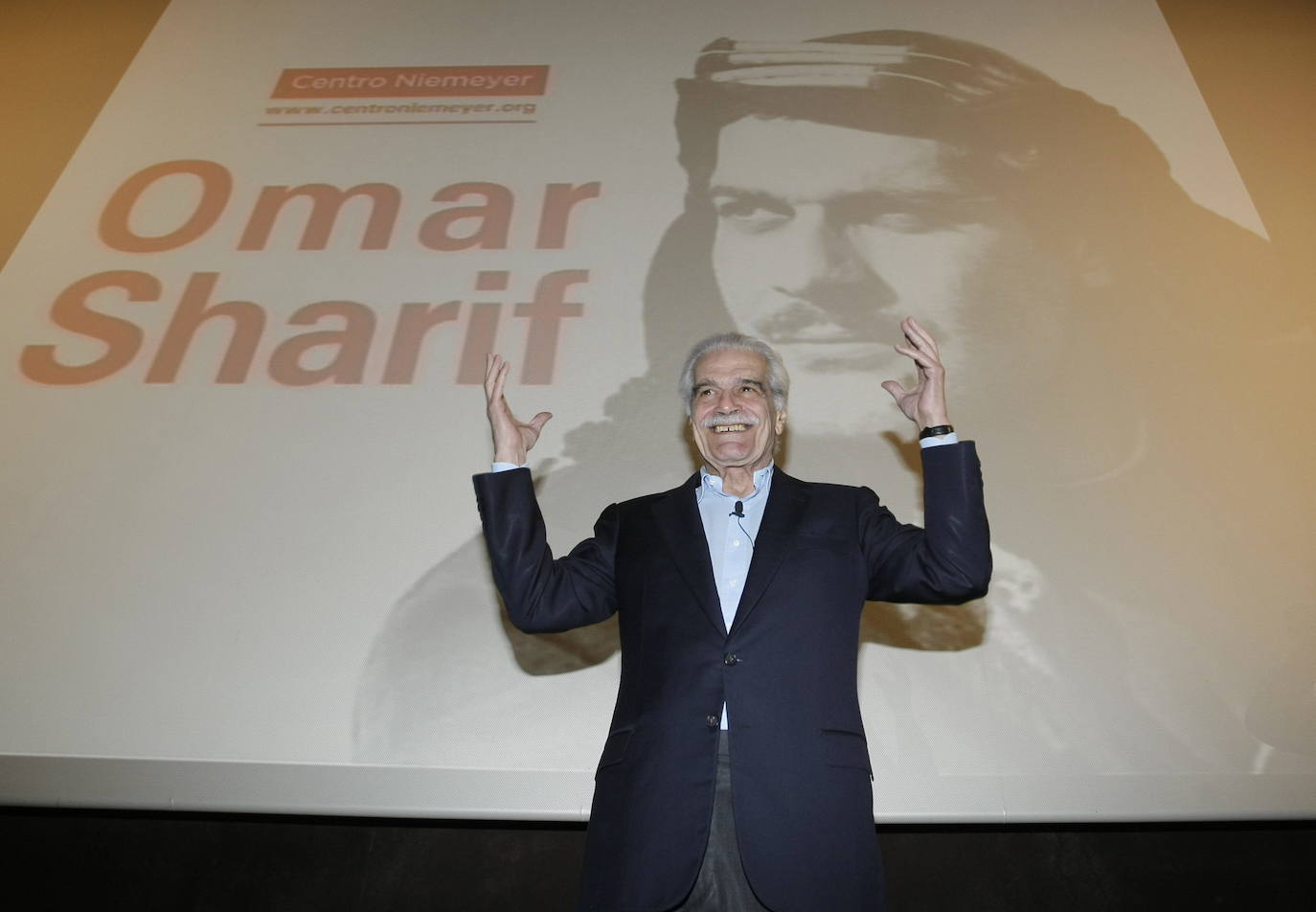 El actor egipcio acudió al estreno de '¡Disparadme!' -filme que protagonizaba- en el Centro Niemeyer de Avilés, en junio de 2009. 