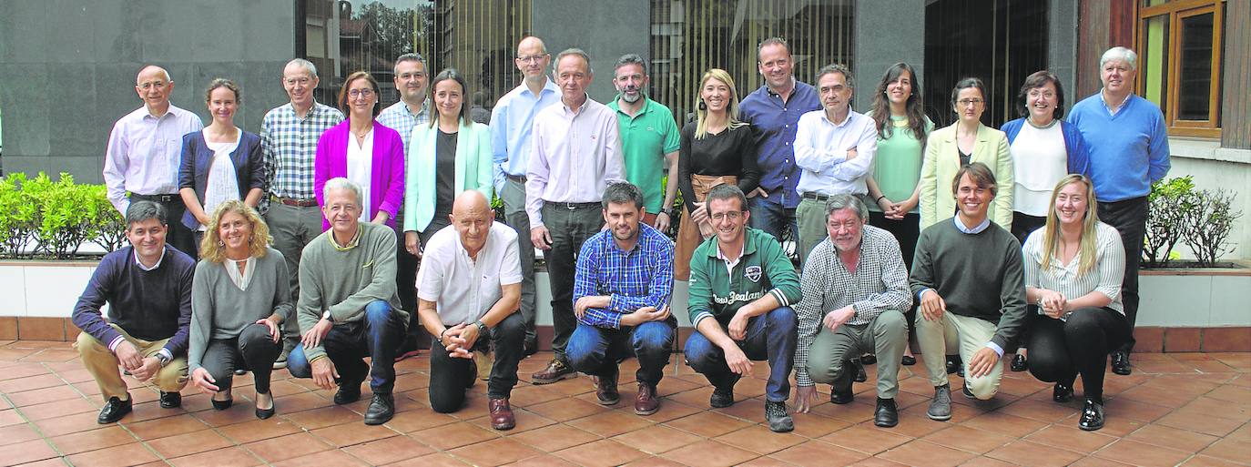 Foto de equipo de Grupo Junquera Marítima con motivo de la celebración del centenario de la empresa, en 2018. 