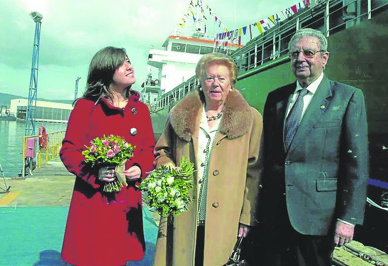 Sara Fernández, con sus abuelos, en la botadura del 'Amuesa'. 