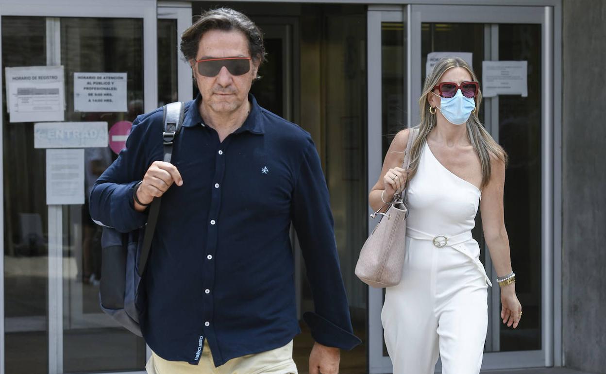 Luis Lorenzo y Arantxa Palomino, a la salida de los Juzgados de Arganda del Rey, el pasado mes de junio. 