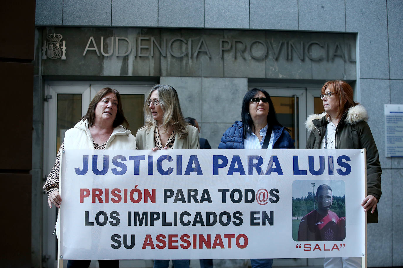 Familares de Luis Salazar portan una pancarta frente al Palacio de Justicia.